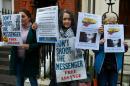 Des supporters du Julian Assange, fondateur de Wikileaks, manifestent devant l'ambassade d'Equateur, le 4 février 2016 à Londres