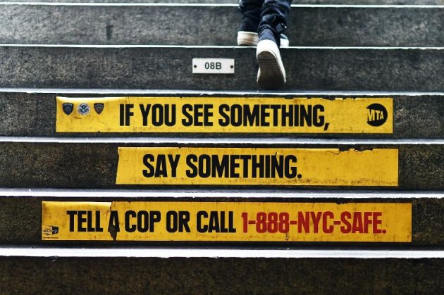 "Si ve algo, diga algo", se lee en un mensaje en unas escaleras del metro de Nueva York el 28 de octubre de 2014, cuando las autoridades aumentarons la seguridad ante la amenaza de atentados en EEUU