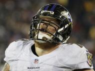 El guard de los Ravens de Baltimore, Marshal Yanda, mira hacia arriba en la segunda mitad del partido de playoffs contra los Patriots de Nueva Inglaterra, el sábado 10 de enero de 2015 (AP Foto/Steven Senne)