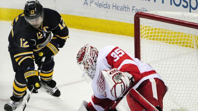 After five years, Red Wings lose to Buffalo, 3-2, in shootout 201411022034740937017-p5