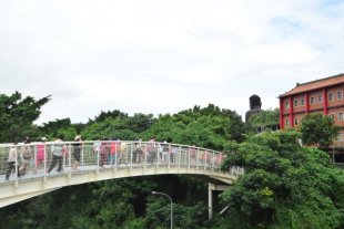 步道平緩、老少咸宜，可以漫步在天空步道，體驗八卦山上的自然景觀。（圖片來源／彰化縣政府）