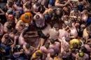 Decenas de personas se lanzan tomates entre sí durante la celebración del 70 aniversario de la Tomatina, en Buñol (Valencia, España), el 26 de agosto de 2015