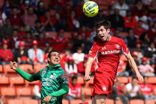 MEX03. TOLUCA (MÉXICO), 18/01/2015.- El jugador de Toluca Marco Bueno (d) disputa el balón con Diego de la Torre (i) de Jaguares hoy, domingo 18 de enero de 2015, durante un partido de la jornada 2 de