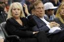 El dueño de los Clippers de Los Angeles, Donald Sterling, derecha, y su esposa Shelly observan un partido el 12 de noviembre de 2010 en Los Angeles. Donald Sterling aceptó ceder el control del equipo a su esposa, y ella lo venderá, se informó el 23 de mayo de 2014. (AP Photo/Mark J. Terrill, File)