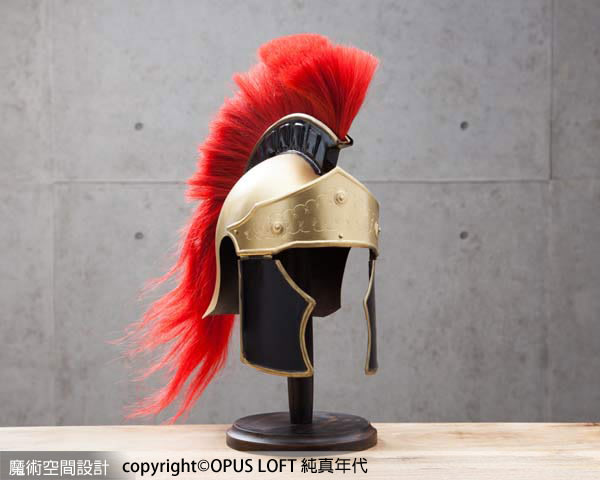 特洛伊武士頭盔，亮麗的色彩搭配與造型，裝飾的馬尾下拖是希臘頭盔表徵之一，擺在任何場所都威風凜凜。（圖片提供／純真年代 OPUS LOFT）