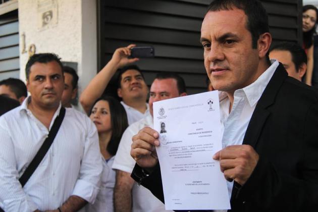 MEX04. CUERNAVACA(MÉXICO), 23/01/2015.- Fotografía de este 22 de enero de 2015 del veterano futbolista Cuauhtémoc Blanco (d), jugador del Puebla, posando después de registrarse como precandidato por e