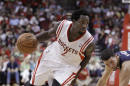 El base de los Rockets de Houston Pat Beverley avanza hacia el aro en el segundo período de un partido de la NBA contra los pelicans de Nueva Orleáns, el sábado, 12 de abril del 2014. (Foto AP/Patric Schneider)