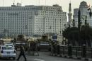 Des véhicules militaires blindés égyptiens sur la place Tahrir au Caire, le 28 novembre 2014