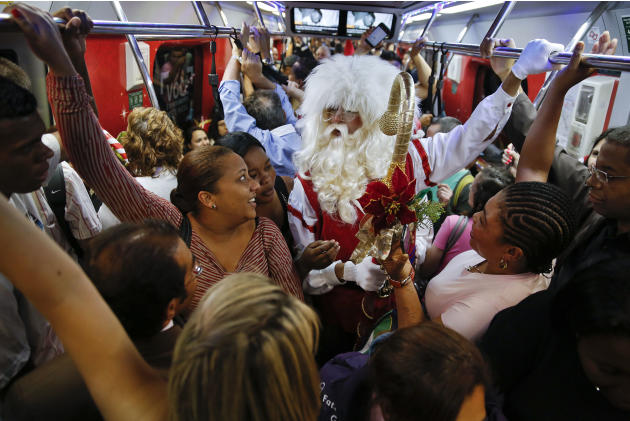 En esta imagen del 5 de diciembre de 2014, un hombre vestido de Santa Claus en un abarrotado vagón de metro en Sao Paulo, Brasil. Este Santa dice que viajará en los trenes de la ciudad en diciembre pa