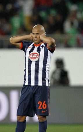 Foto de archivo del delantero chileno del Monterrey Humberto Suazo. Dic 14, 2013. Suazo dijo el viernes que no está conforme con su rendimiento durante el torneo Apertura del fútbol mexicano. REUTERS/Louafi Larbi (MOROCCO - Tags: SPORT SOCCER)