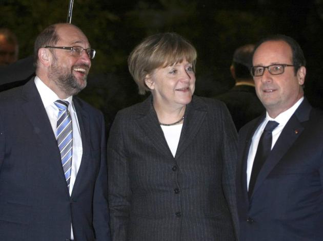 Le président du Parlement européen, Martin Schulz, Angela Merkel et Francois Hollande à Strasbourg. Les vues du chef de l'Etat et de la chancelière allemande sur le dossier grec convergent. /Photo prise le 30 janvier 2014/REUTERS/Christian Lutz/Pool