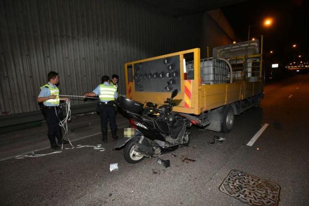 電單車疑收掣不及撞向掃街車。 羅振輝攝