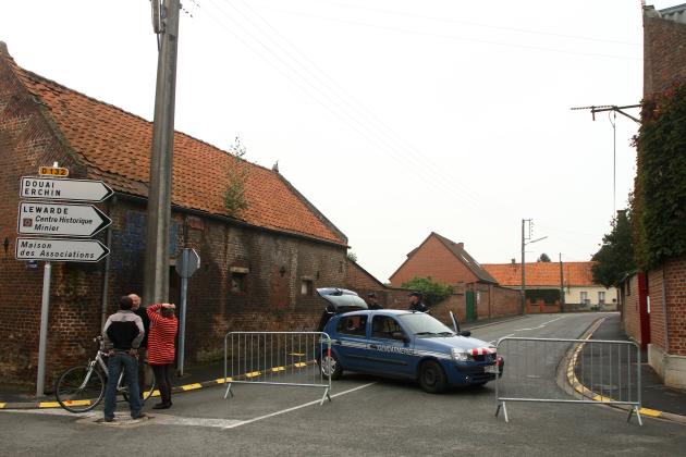 Villers-au-tertre, le 28 octobre 2010. Les enquteurs de la gendarmerie sur rquisition du procureur, poursuivent leurs investigations au domicile de Dominique Cottrez, une aide-soignante souponne d'avoir tu et enterr chez-elle 8 bbs dont elle aurai, M.LIBERT/20 MINUTES