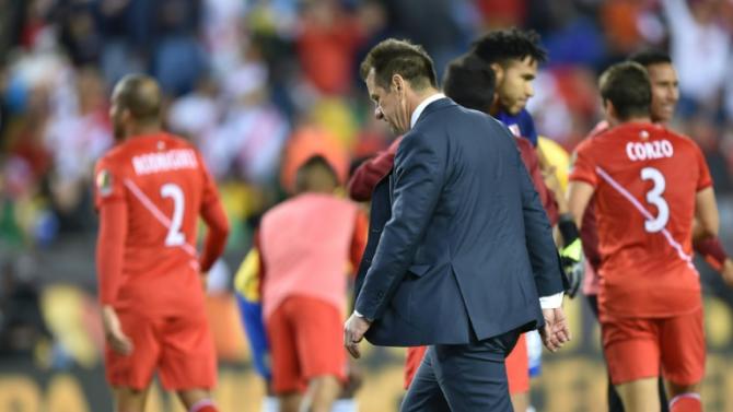 O tÃ©cnico Dunga deixa o campo no estÃ¡dio de Foxborough, Massachusetts, apÃ³s a derrota de 1-0 do Brasil para o Peru