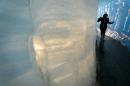 Un turista recorre una cueva de hielo dentro del Glaciar del Rhone, cerca de la localidad suiza de Gletsch, el 14 de julio de 2015