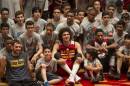 El brasileño Anderson Varejao, centro, de los Cavaliers de Cleveland, posa para las cámaras rodeado por niños y adolescentes antes del inicio de los entrenamientos del equipo en Río de Janeiro, Brasil, el jueves 9 de octubre de 2014. Los Cavaliers enfrentarán al Heat de Miami en duelo de pretemporada el sábado. (Foto AP/Felipe Dana)