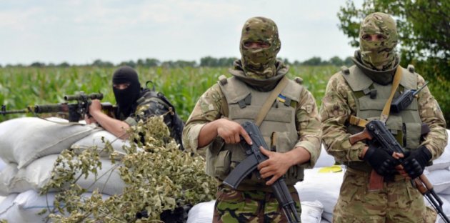 Check-point des militaires ukrainiens à l'entrée de Slaviansk