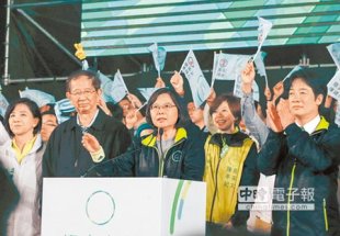 李遠哲（左）昨特地到台南陪民進黨總統候選人蔡英文（中）催票，蔡表示，國民黨執政8年沒做好的部分，民進黨一定會把它做好。（黃仲裕攝）