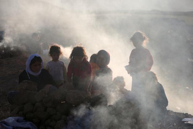 Enfants de la minorité Yazidi dans un camp de réfugiés en Irak. Des membres de l'Etat islamique vendent des enfants irakiens comme esclaves sexuels et en tuent d'autres en les crucifiant ou en les enterrant vivants, dit le Comité des droits de l'enfant, un organisme des Nations unies. /Photo prise le 23 août 2014/REUTERS/Youssef Boudlal