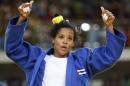 La cubana Dayaris Mestre Alvarez celebra tras derrotar a la brasileña Sarah Menezes-en cuartos de final del judo de los Juegos Olímpicos de Río de Janeiro, Brasil, el sábado 6 de agosto de 2016. (AP Foto/Markus Schreiber)