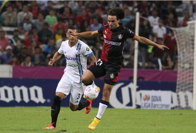 MEX45. GUADALAJARA (MÉXICO), 30/09/2014.- El jugador de Atlas Enrique Esqueda (d) disputa el balón con Miguel Martínez (d), de Querétaro, hoy, martes 30 de septiembre de 2014, durante un partido por l