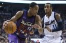 DeMar DeRozan, de los Raptors de Toronto, dribla a Monta Ellis, de los Mavericks de Dallas, durante el partido del viernes 28 de noviembre de 2014 (AP Foto/The Canadian Press, Chris Young)