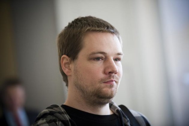 Fredrik Neij, cofundador sueco del sitio web Pirate Bay que permite compartir archivos informáticos, espera en una corte de Estocolmo acusaddo por pérdidas infligidas a la industria musical, el 28 de septiembre de 2010