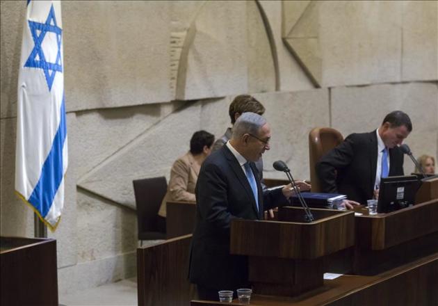 El primer ministro israelí, Benjamin Netanyahu (i), habla en el Parlamento en Jerusalén (Israel). EFE/Archivo