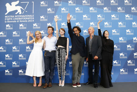 Foto de archivo del director mexicano Alejandro González Iñárritu junto a los actores de "Birdman or (The unexpected virtue of ignorance)" en el Festival de Venecia