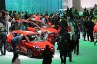 Foto de 29 de setembro de 2012 mostra visitantes do Salão do Automóvel de Paris,