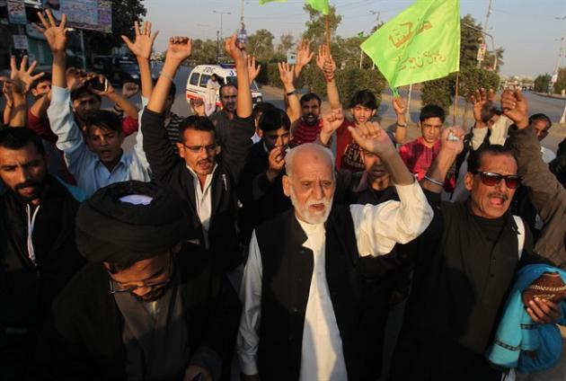 Pakistani protesters condemn a bombing at a Shiite mosque, Friday, Jan. 30, 2015 in Karachi, Pakistan. The bomb ripped through a mosque in Pakistan belonging to members of the Shiite minority sect of Islam just as worshippers were gathering for Friday prayers, killing dozens of people and wounding many others, officials said. (AP Photo/Fareed Khan)