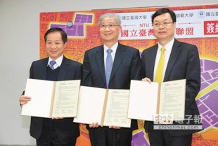 台大+台師大+台科大 龍頭結合　　台師大校長張國恩（左起）、台大校長楊泮池、台科大校長廖慶榮，為「國立台灣大學聯盟」共同簽署備忘錄。（黃世麒攝）