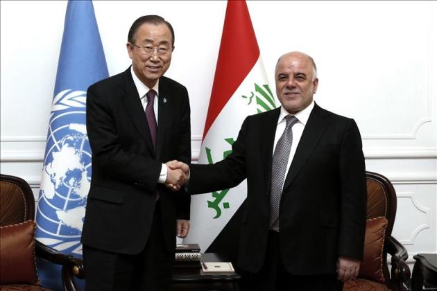 Fotografría facilitada por Naciones Unidas que muestra al secretario general de la ONU, Ban Ki-moon (i) saludando al primer ministro iraquí, Haider al Abadi (d) durante una reunión en Bagdad, Irak hoy 30 de marzo de 2015. EFE