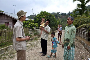 Rudi, intens berkomunikasi dengan warga dan mengajak bersama-sama menjaga Lauser. Foto: dokumen Goldman Prize