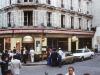 Des badauds le 11 août 1982 devant le restaurant Jo Goldenberg de la rue des Rosiers à Paris, pris pour cible d'un attentat deux jours plus tôt qui a fait six morts et 22 blessés