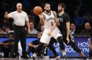 El base español de los Timberwolves de Minnesota Ricky Rubio (9) defiende mientras el armador de los Nets de Brooklyn Deron Williams (8) pasa el balón en la primera mitad de un partido de la NBA el miércoles, 5 de noviembre del 2014.(Foto AP/Kathy Willens)