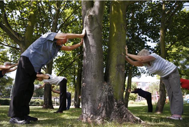 En esta foto del 17 de junio de 2014, personas mayores hacen elongación en una clase especial de parkour, en Londres. El parkour es una disciplina conocida por correr, trepar y saltar de manera acrobá