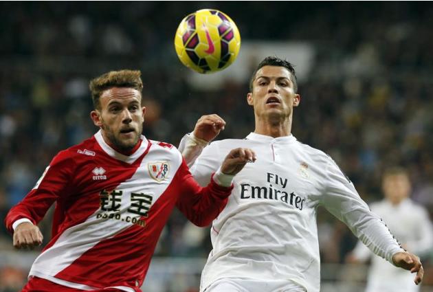 GRA324. MADRID, 08/11/2014.- El delantero portugués del Real Madrid Cristiano Ronaldo (d) pelea un balón con Tito, del Rayo Vallecano durante el partido de la undécima jornada de Liga en Primera Divis