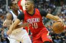 Eric Gordon, de los New Orleans Pelicans, intenta escapar de la marca de Rajon Rondo, de los locales Dallas Mavericks, en un partido de la NBA disputado el 2 de marzo de 2015