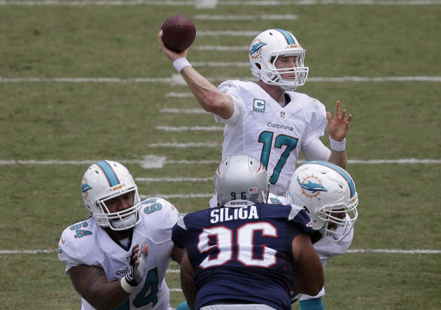 Miami Dolphins mariscal de campo Ryan Tannehill (17) se prepara para pasar frente a los Patriotas de Nueva Inglaterra en la primera mitad de un partido de fútbol de la NFL en Miami Gardens, Florida., Domingo, 7 de septiembre de 2014. (Foto AP /