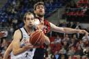 GRA544. VITORIA, 11/05/2014.- El pívot argentino del Caja Laboral Baskonia Andrés Nocioni (d) trata de arrebatar un balón al ala-pívot croata del Rio Natura Monbus Mario Delás, en un momento del partido de la jornada de la Liga Endesa de baloncesto disputado hoy en el pabellón Fernando Buesa de Vitoria. EFE/David Aguilar