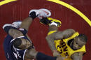 LeBron James, de los Cavaliers de Cleveland, dispara frente a Paul Millsap, de los Hawks de Atlanta, durante el tercer encuentro de la final de la Conferencia del Este, disputado el domingo 24 de mayo de 2015 (AP Foto/Tony Dejak)