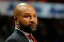 El técnico de los New York Knicks, Derek Fisher, observa el partido ante los Atlanta Hawks, el 5 de enero de 2016, en Atlanta