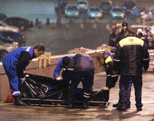 Des enquêteurs transportent, le 28 février 2015 le corps de l'opposant russe Boris Nemstov après son assassinat sur un pont à Moscou près du Kremlin