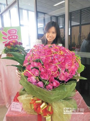　買花有學問　　位於內湖的台北花市，除夕前在A館2樓展示春節花卉，及情人節花束，圖中為99朵最新品種玫瑰「翡翠甜心」花束，要價4、5000元以上。（邱文秀攝）