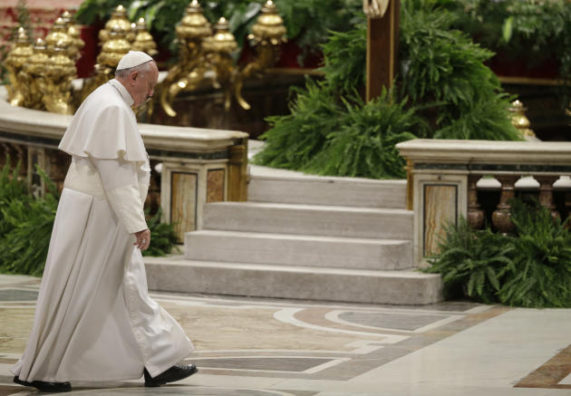 El papa Francisco asiste a una misa en la Basílica de San Pedro, en el Vaticano, el viernes 13 de marzo de 2015. (Foto AP/Andrew Medichini)