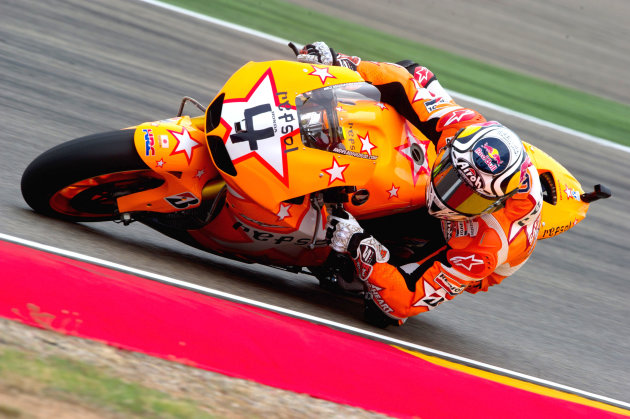 ALCANIZ, SPAIN - SEPTEMBER 18:  Andrea Dovizioso of Italy and Repsol Honda Team (with the new colour of bike) rounds the bend during the MotoGP race of MotoGP of Spain  at Motorland Aragon Circuit on September 18, 2011 in Alcaniz, Spain.  (Photo by Mirco Lazzari gp/Getty Images)