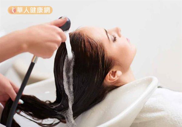 保護頭髮，建議洗頭最好用溫水沖洗，搭配按摩促進頭皮清潔。