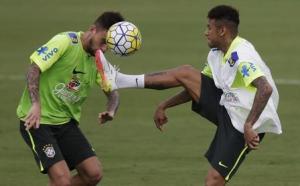 Neymar disputa lance com Lucas Lima em treino da seleÃ§Ã£o em TeresÃ³polis