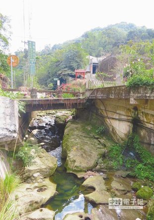 嘜擱來啊→土城龍泉溪曾盛產梨皮石，採石人潮絡繹不絕，造成當地坡土侵蝕危機，政府下令禁止採石，仍有少數石友來找尋。（謝幸恩攝）